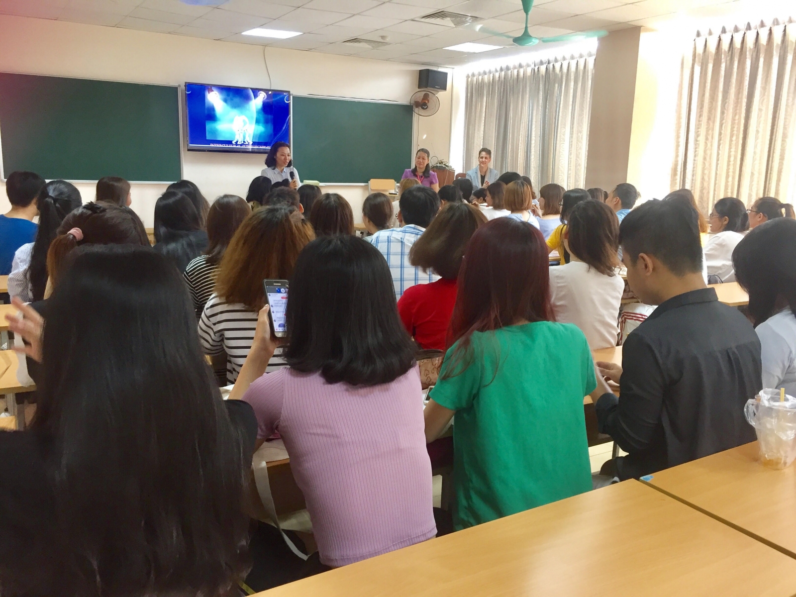 Cô Lưu Thu Huyền giới thiệu giảng viên trước lớp